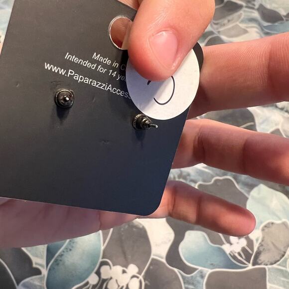 NWT Paparazzi gray stud earrings - Picture 2 of 3